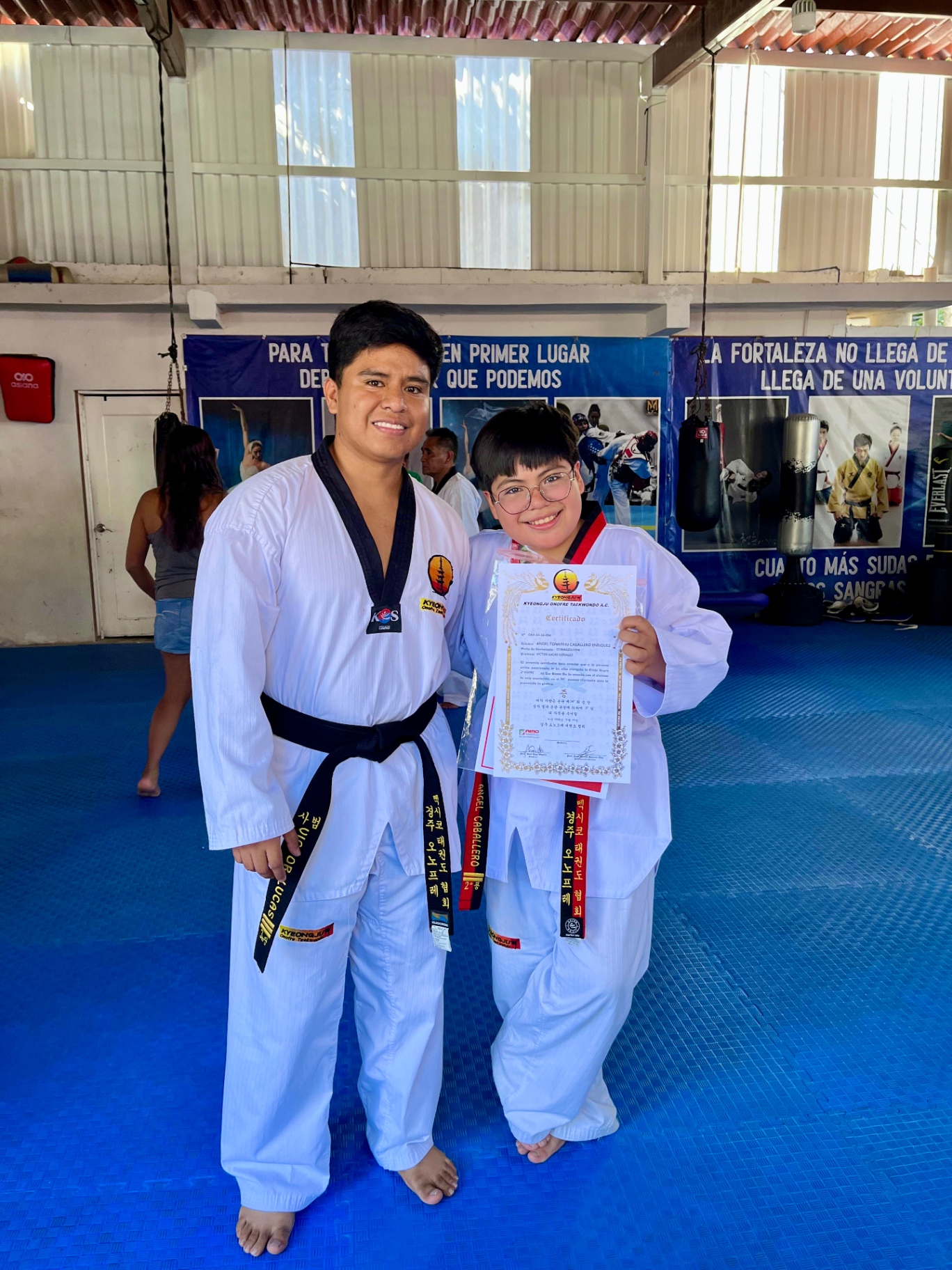 Profesor Víctor Lucas con un alumno en el dojang de Kyeongju Taekwondo Oaxaca