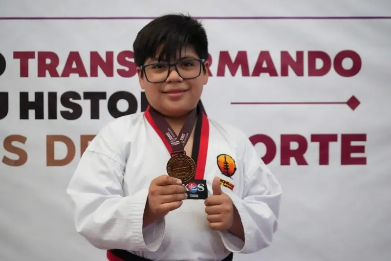 Alumno de Kyeongju Onofre Taekwondo mostrando orgulloso su medalla obtenida en competencia.